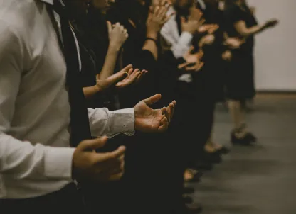 manos levantadas en la iglesia