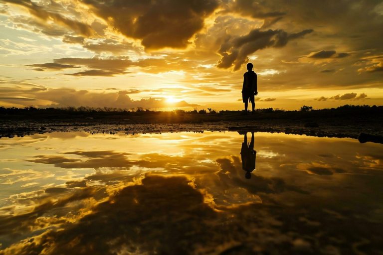 hombre en la costa